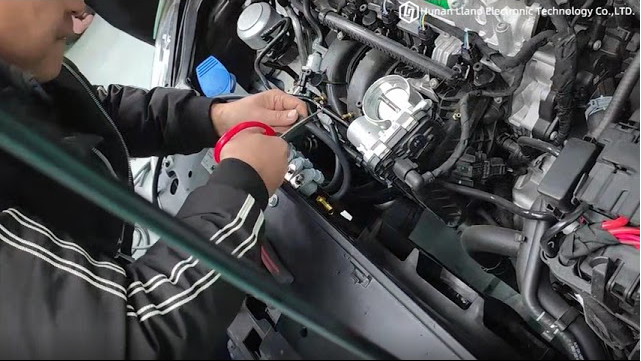 Latest company Cases about Pasang selang injeksi dari rel injektor ke konektor pada intake manifold